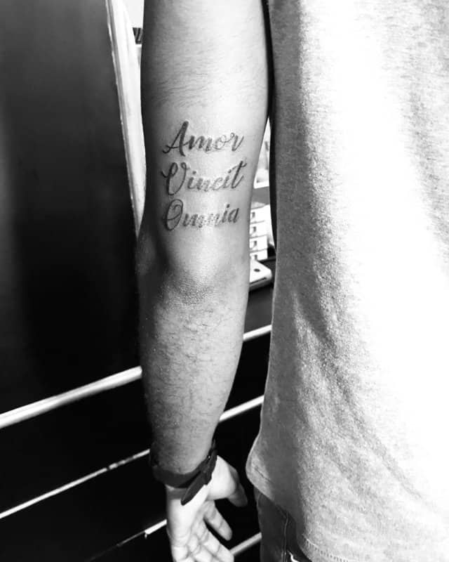 Frases-para-tatuajes-en-latin-Los-tatuajes-de-las-citas-latinas-populares-para-todos