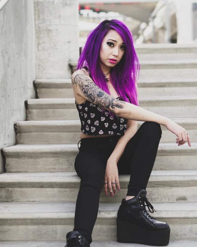 Pelo-morado-oscuro-misterioso-Orientaciones-de-la-coloración-del