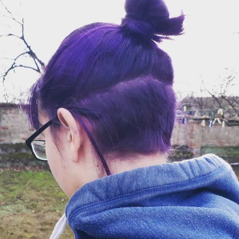 Pelo-morado-oscuro-misterioso-Orientaciones-de-la-coloración-del