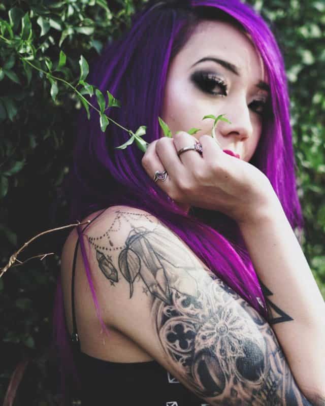 Pelo-morado-oscuro-misterioso-Orientaciones-de-la-coloración-del