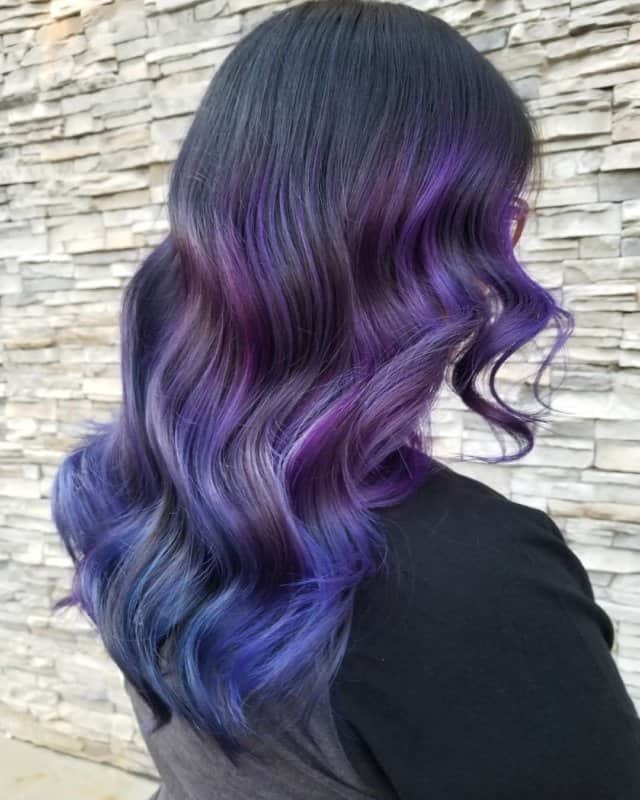 Pelo-morado-oscuro-misterioso-Orientaciones-de-la-coloración-del