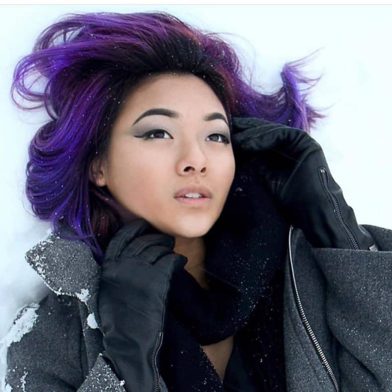 Pelo-morado-oscuro-misterioso-Orientaciones-de-la-coloración-del