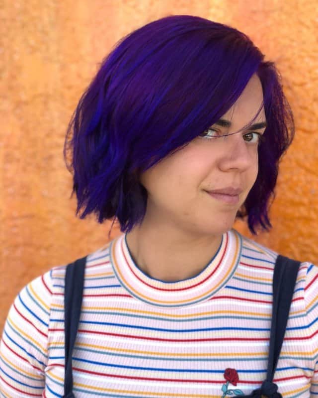 Pelo-morado-oscuro-misterioso-Orientaciones-de-la-coloración-del