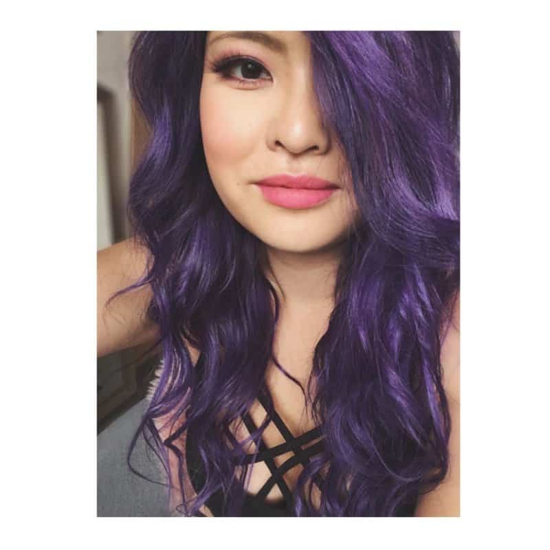 Pelo-morado-oscuro-misterioso-Orientaciones-de-la-coloración-del