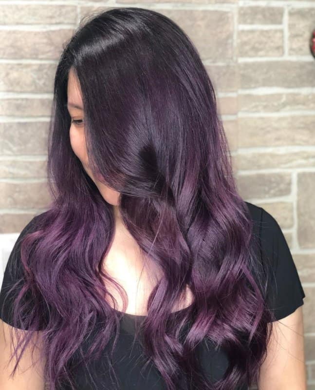 Pelo-morado-oscuro-misterioso-Orientaciones-de-la-coloración-del