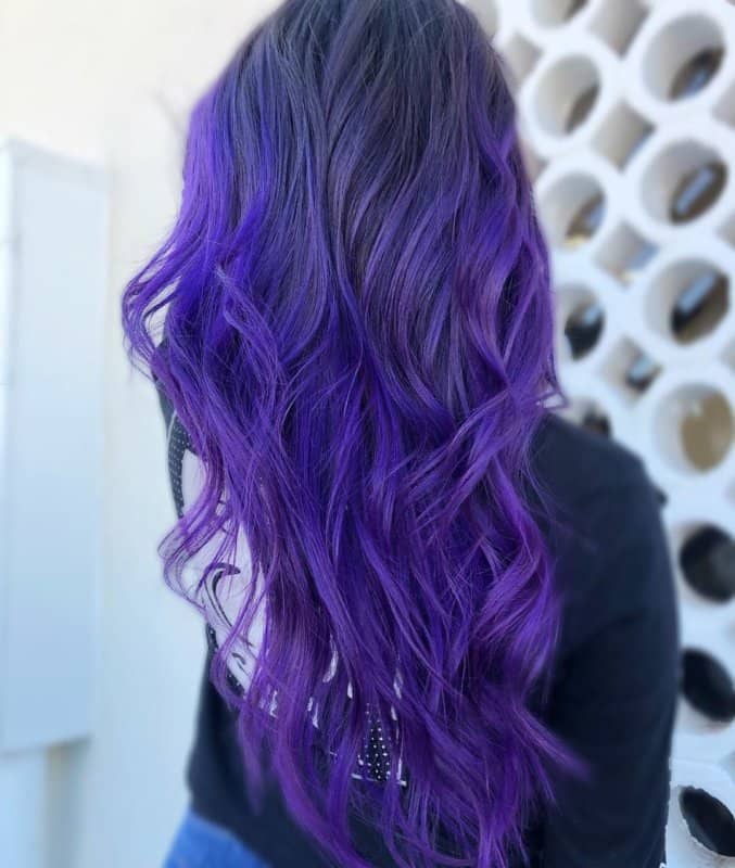 Pelo-morado-oscuro-misterioso-Orientaciones-de-la-coloración-del