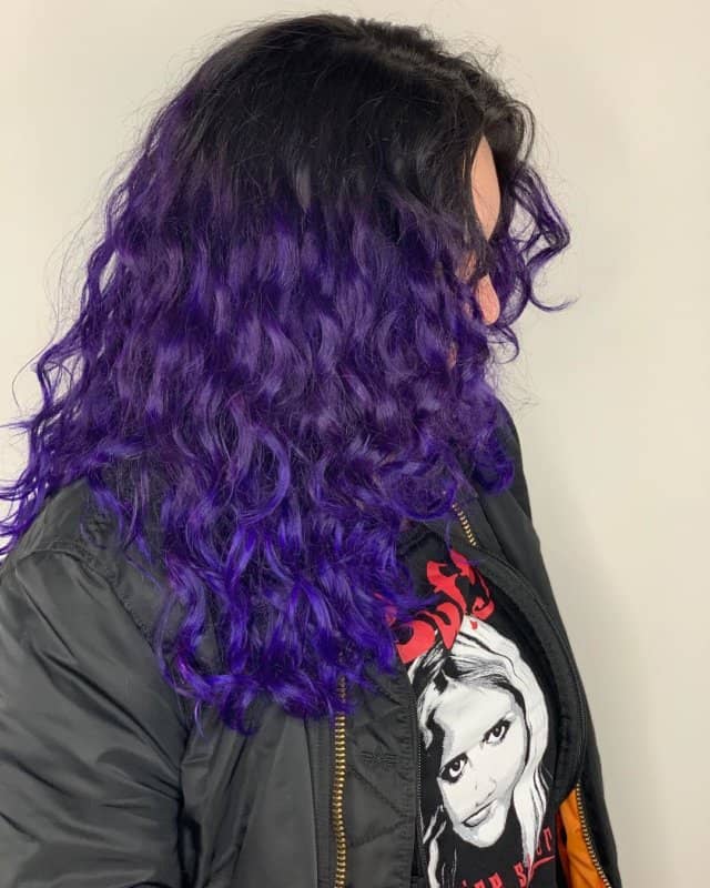 Pelo-morado-oscuro-misterioso-Orientaciones-de-la-coloración-del