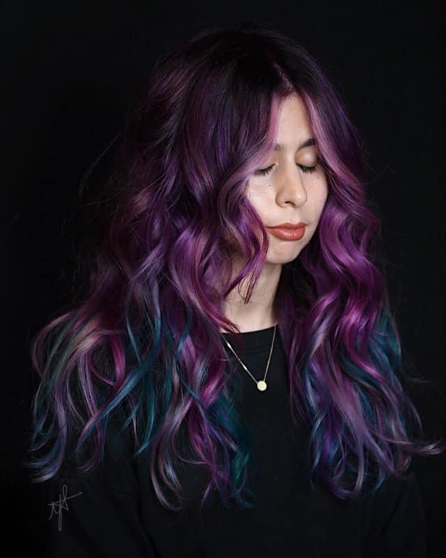 Pelo-morado-oscuro-misterioso-Orientaciones-de-la-coloración-del