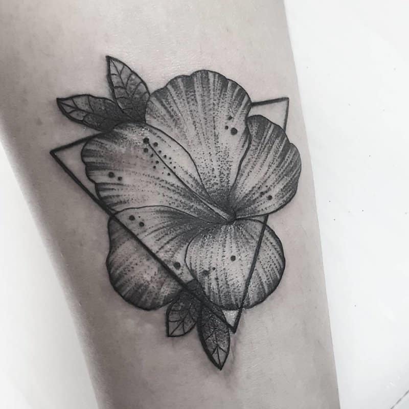 Tatuaje-hibisco-femenino-y-masculino-Tendencias-y-diseños-principales-de-moda