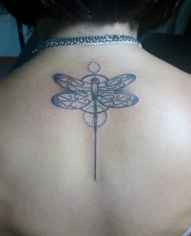 Tatuajes-de-libelulas-Todas-las-tendencias-principales-para-amantes-de-este-tatuaje