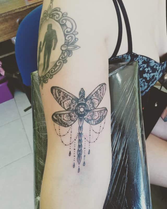 Tatuajes-de-libelulas-Todas-las-tendencias-principales-para-amantes-de-este-tatuaje