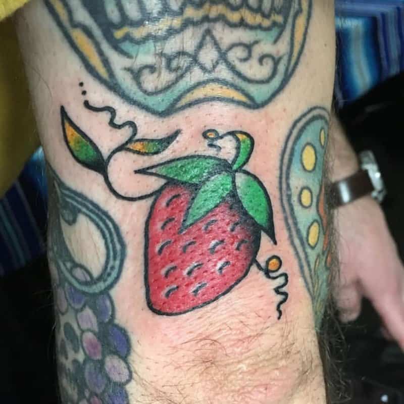 Tatuajes-de-fresas-Ideas-sobre-las-tendencias-modernas-de-los-tatuajes-de-fresas